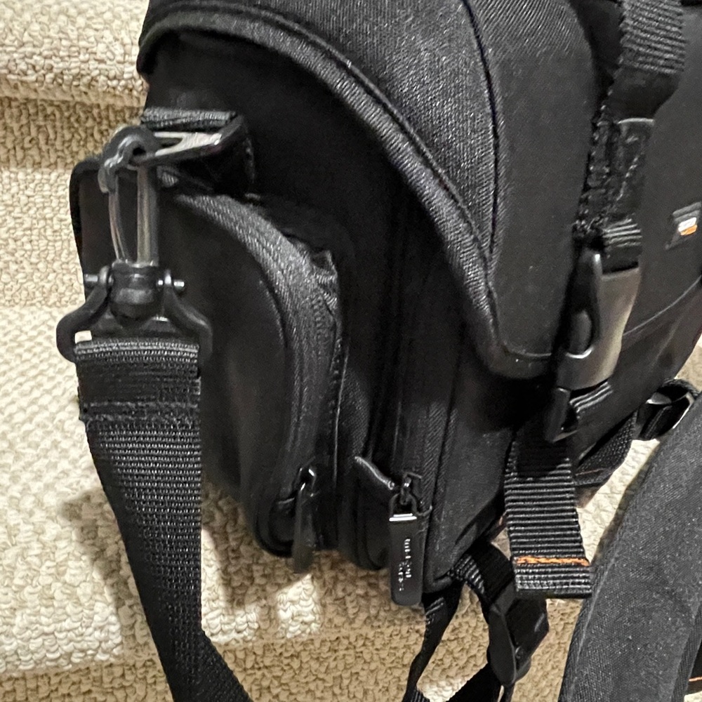 Amazon Basics Camera Bag - Picture 2 of 6